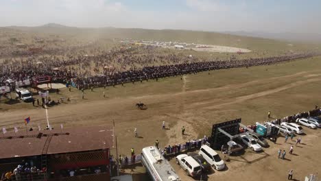 Luftdrohnenaufnahme-Während-Des-Naadam-Festivals,-Pferderennen,-Ziellinie-In-Der-Mongolei